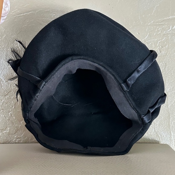 SPLENDID 1940s\' BLACK HAT WITH ROOSTER FEATHERS, SATIN BANDS, HAT PIN + VEILING main image 6
